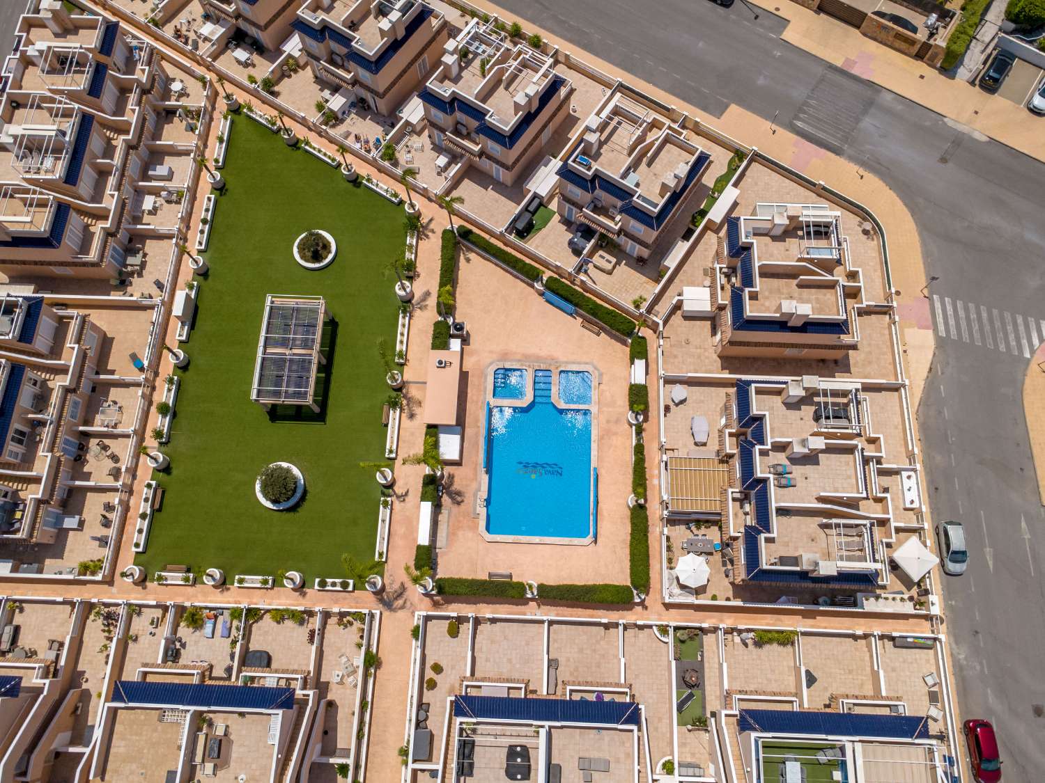 ADOSADO DE LUJO EN ESQUINA CON PISCINA PRIVADA, SOLÁRIUM Y VISTAS AL MAR EN LOMAS DE CABO ROIG