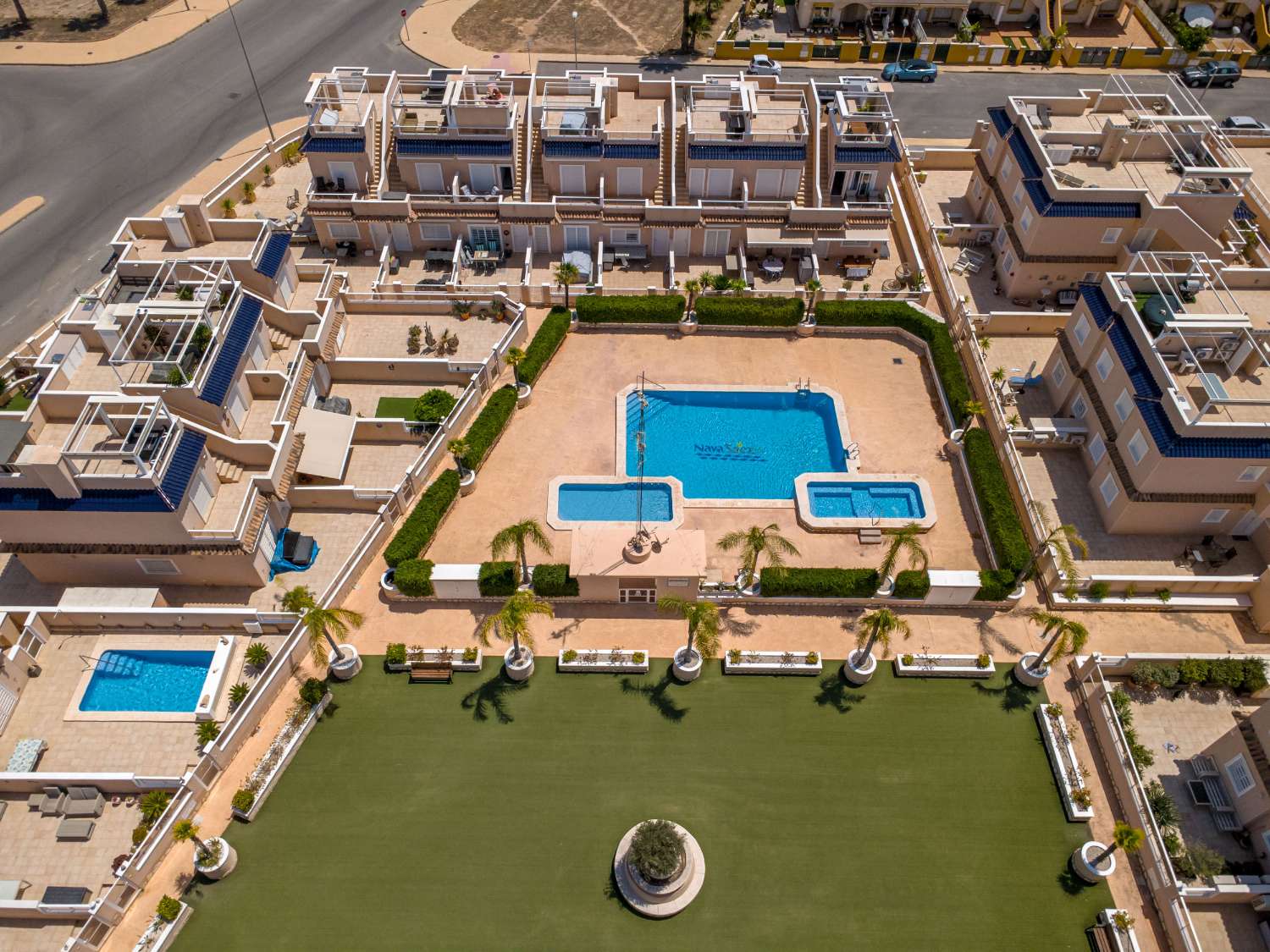 ADOSADO DE LUJO EN ESQUINA CON PISCINA PRIVADA, SOLÁRIUM Y VISTAS AL MAR EN LOMAS DE CABO ROIG