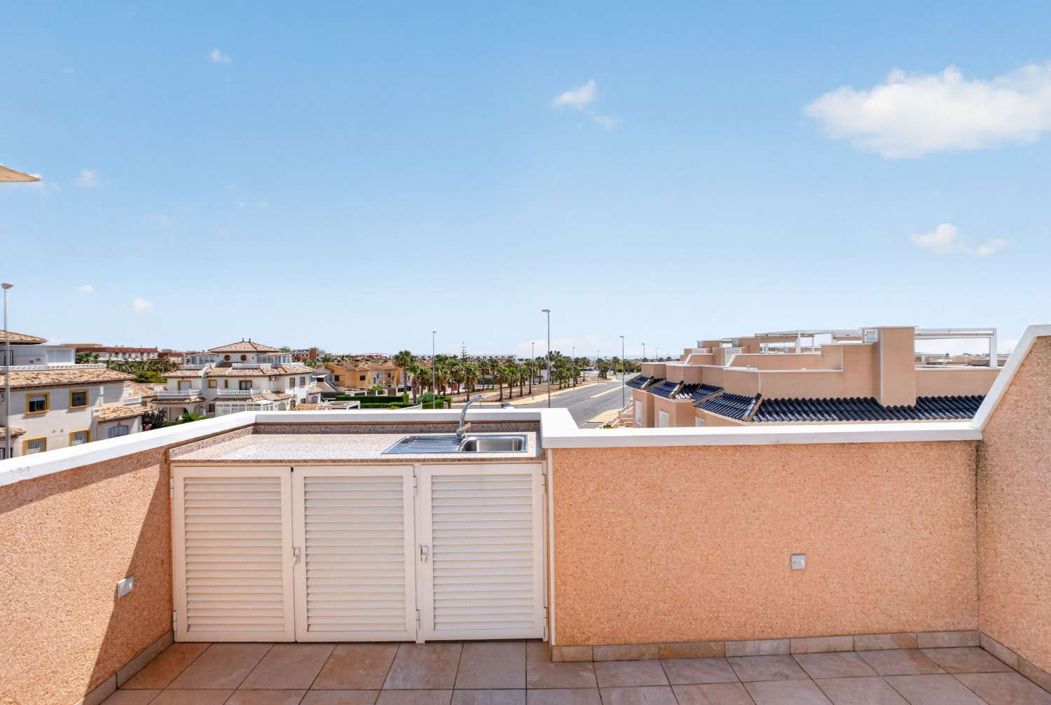 ADOSADO DE LUJO EN ESQUINA CON PISCINA PRIVADA, SOLÁRIUM Y VISTAS AL MAR EN LOMAS DE CABO ROIG