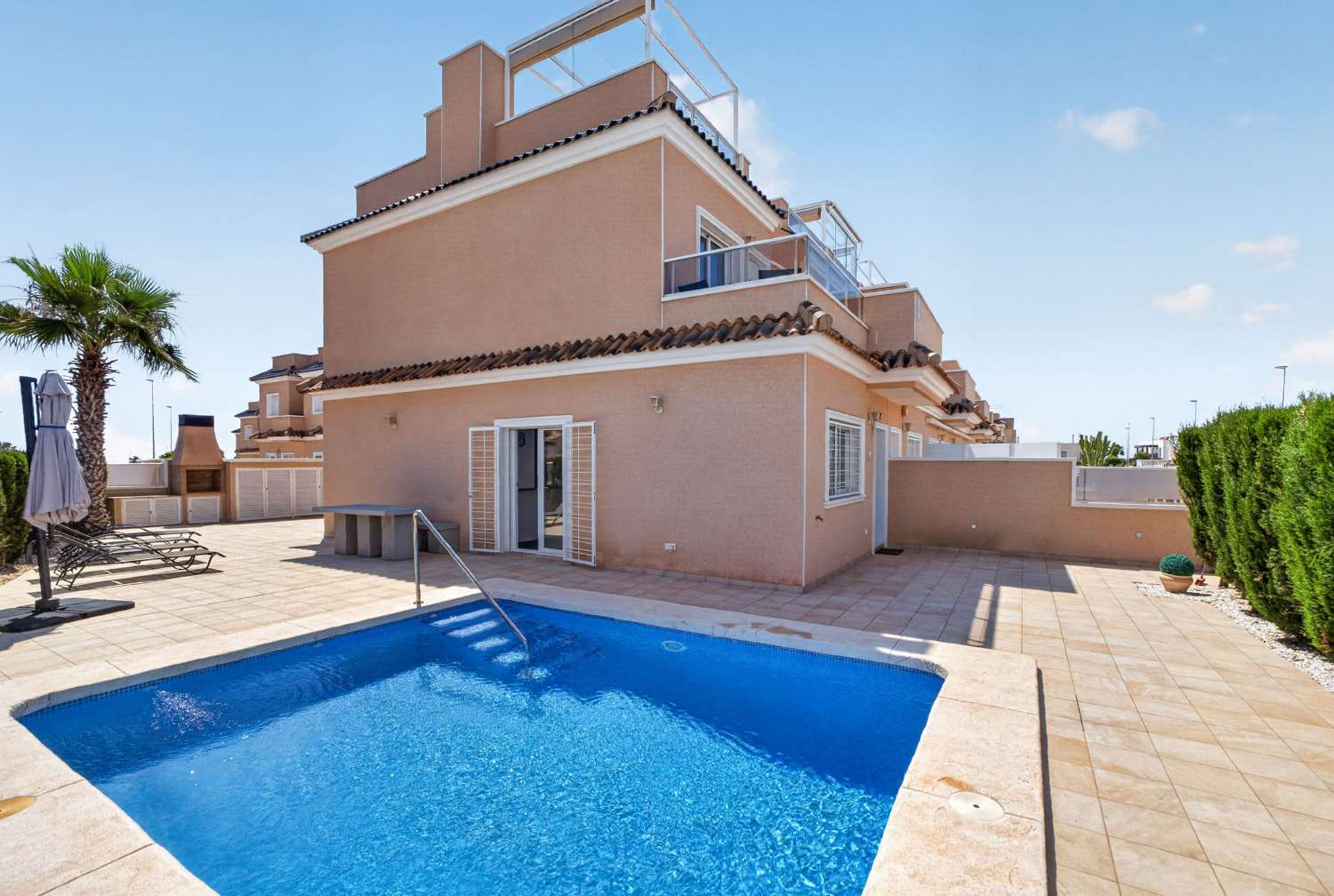 ADOSADO DE LUJO EN ESQUINA CON PISCINA PRIVADA, SOLÁRIUM Y VISTAS AL MAR EN LOMAS DE CABO ROIG