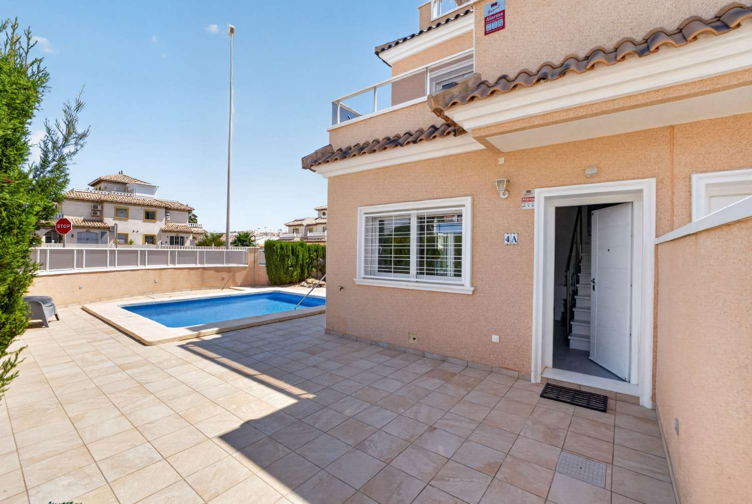 ADOSADO DE LUJO EN ESQUINA CON PISCINA PRIVADA, SOLÁRIUM Y VISTAS AL MAR EN LOMAS DE CABO ROIG