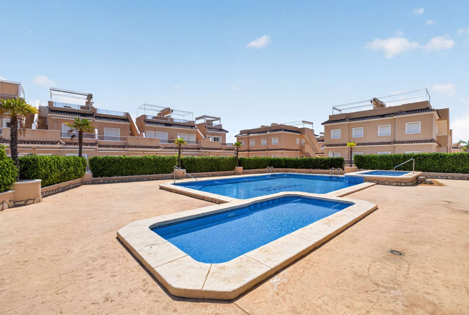 ADOSADO DE LUJO EN ESQUINA CON PISCINA PRIVADA, SOLÁRIUM Y VISTAS AL MAR EN LOMAS DE CABO ROIG