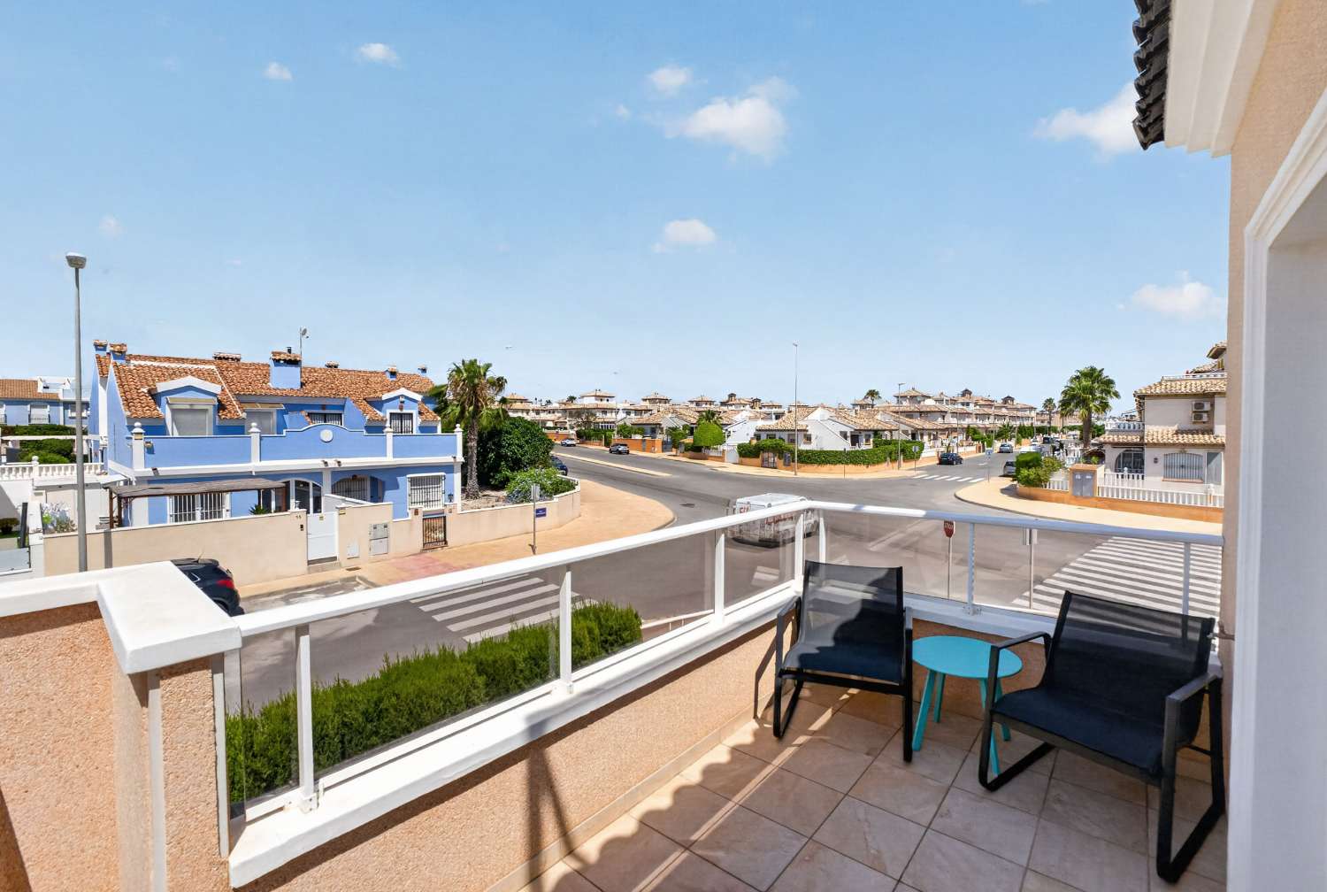 ADOSADO DE LUJO EN ESQUINA CON PISCINA PRIVADA, SOLÁRIUM Y VISTAS AL MAR EN LOMAS DE CABO ROIG