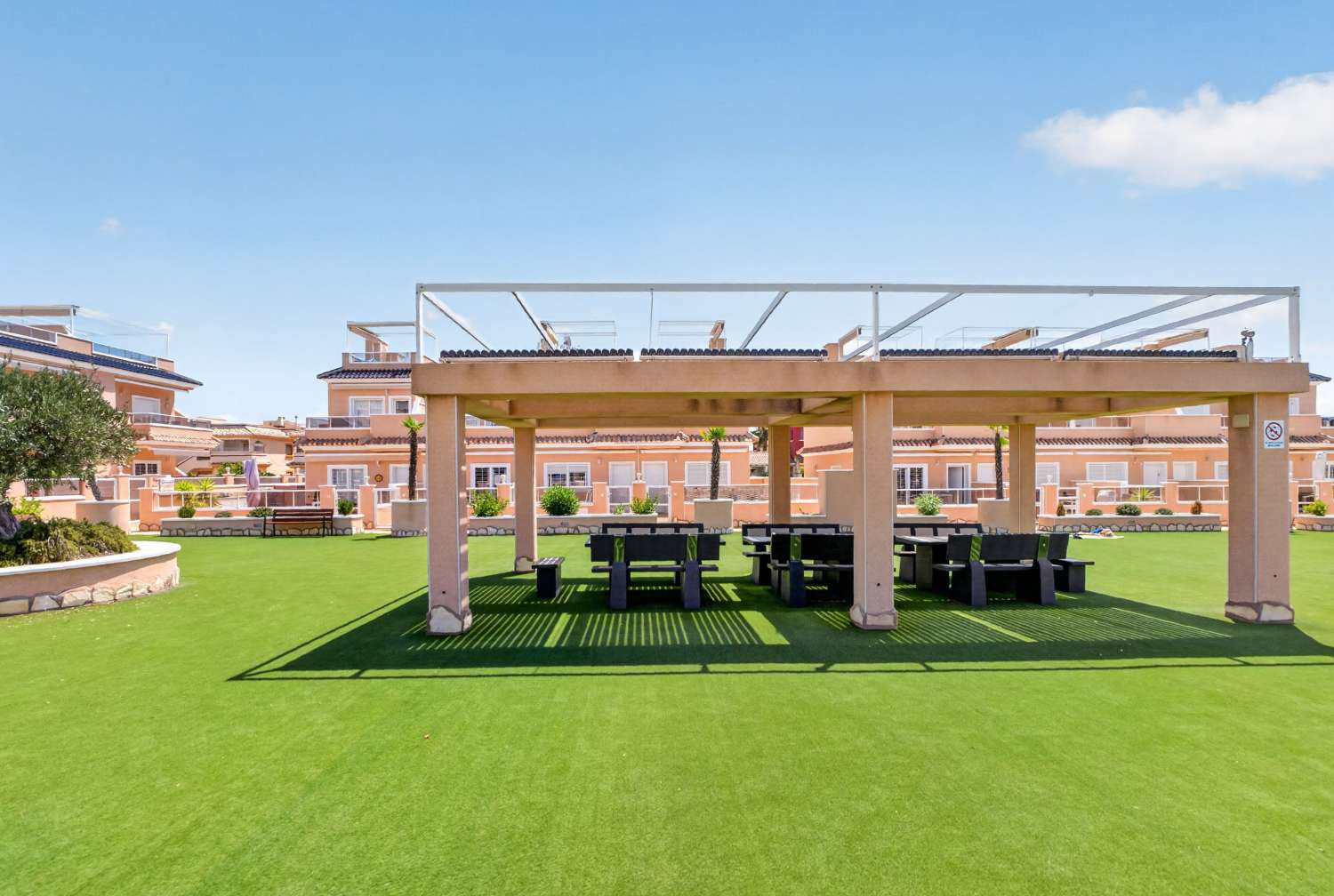 ADOSADO DE LUJO EN ESQUINA CON PISCINA PRIVADA, SOLÁRIUM Y VISTAS AL MAR EN LOMAS DE CABO ROIG