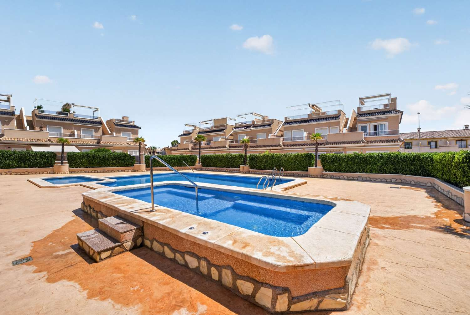 ADOSADO DE LUJO EN ESQUINA CON PISCINA PRIVADA, SOLÁRIUM Y VISTAS AL MAR EN LOMAS DE CABO ROIG