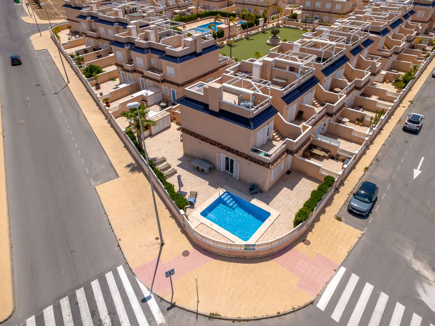 ADOSADO DE LUJO EN ESQUINA CON PISCINA PRIVADA, SOLÁRIUM Y VISTAS AL MAR EN LOMAS DE CABO ROIG