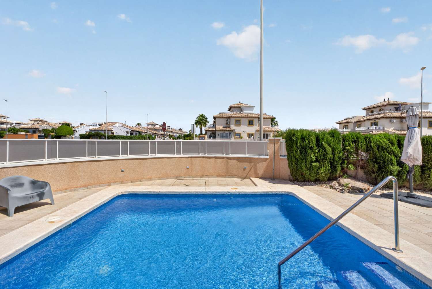ADOSADO DE LUJO EN ESQUINA CON PISCINA PRIVADA, SOLÁRIUM Y VISTAS AL MAR EN LOMAS DE CABO ROIG
