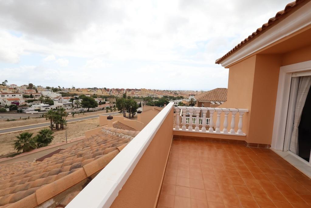 ESPECTACULAR CHALET INDEPENDIENTE CON PISCINA PRIVADA, APARTAMENTO INDEPENDIENTE Y SOLÁRIUM EN VILLAMARTÍN