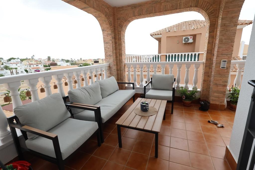 ESPECTACULAR CHALET INDEPENDIENTE CON PISCINA PRIVADA, APARTAMENTO INDEPENDIENTE Y SOLÁRIUM EN VILLAMARTÍN