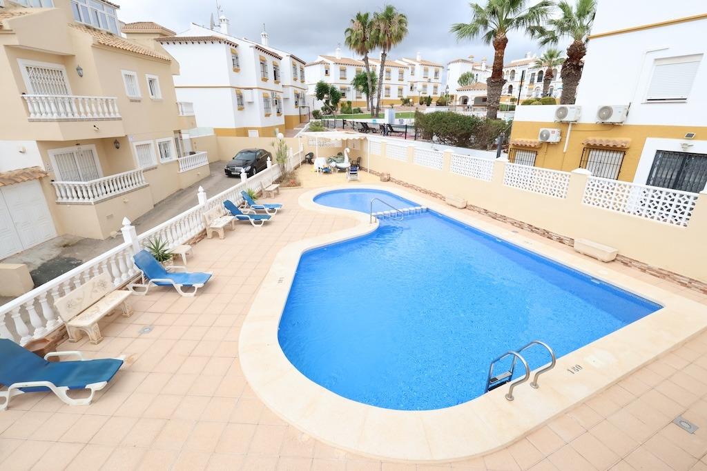 ESPECTACULAR CHALET INDEPENDIENTE CON PISCINA PRIVADA, APARTAMENTO INDEPENDIENTE Y SOLÁRIUM EN VILLAMARTÍN