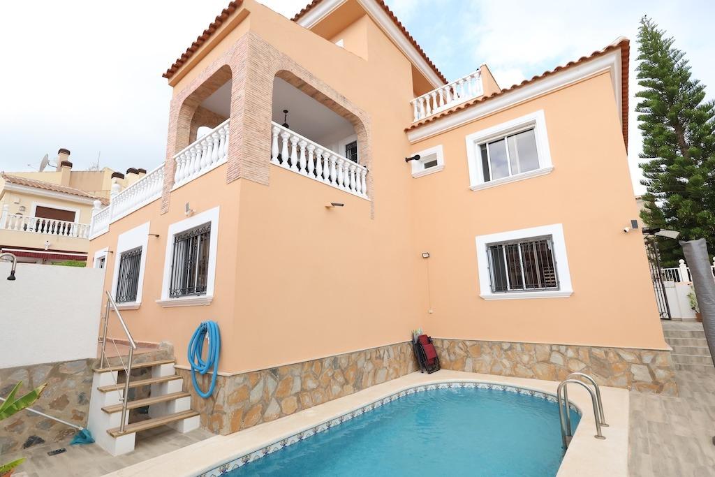 ESPECTACULAR CHALET INDEPENDIENTE CON PISCINA PRIVADA, APARTAMENTO INDEPENDIENTE Y SOLÁRIUM EN VILLAMARTÍN