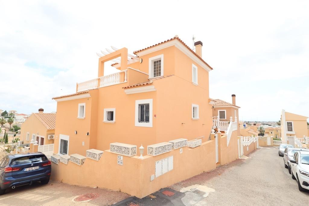 ESPECTACULAR CHALET INDEPENDIENTE CON PISCINA PRIVADA, APARTAMENTO INDEPENDIENTE Y SOLÁRIUM EN VILLAMARTÍN