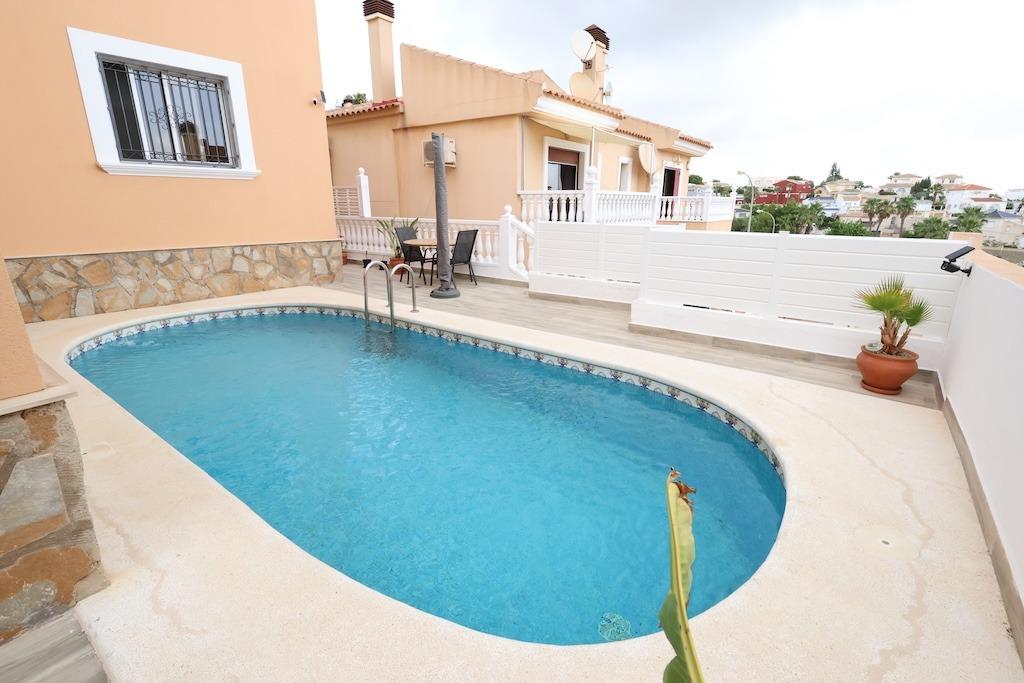 ESPECTACULAR CHALET INDEPENDIENTE CON PISCINA PRIVADA, APARTAMENTO INDEPENDIENTE Y SOLÁRIUM EN VILLAMARTÍN