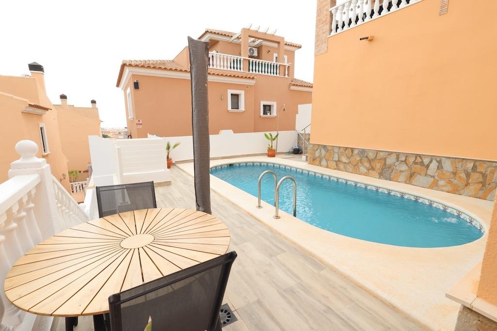 ESPECTACULAR CHALET INDEPENDIENTE CON PISCINA PRIVADA, APARTAMENTO INDEPENDIENTE Y SOLÁRIUM EN VILLAMARTÍN