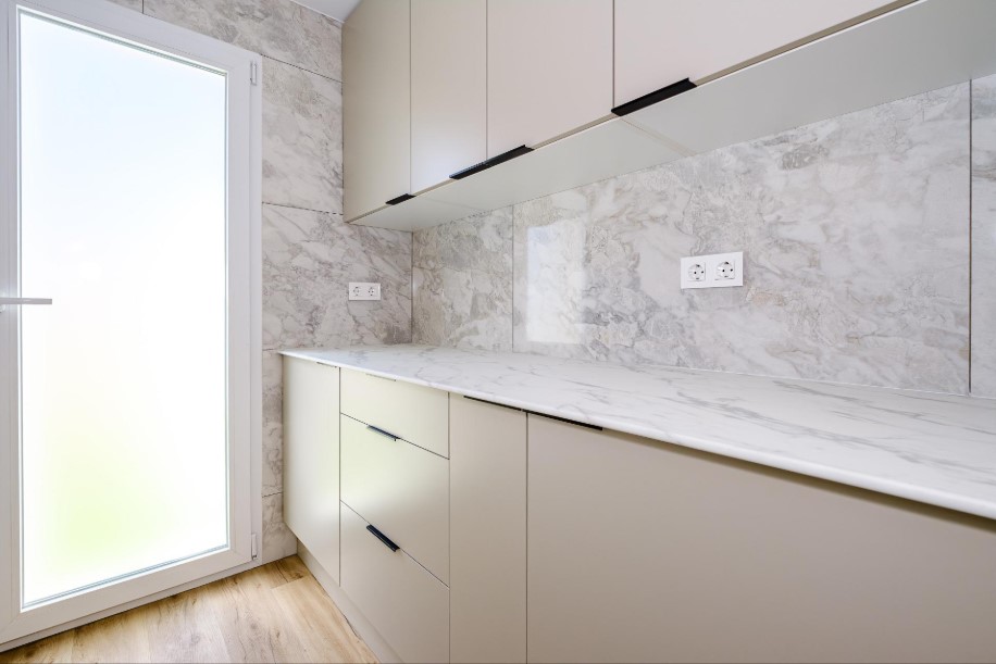 FULLSTENDIG RENOVERT REKKEHUS MED PANORAMAUTSIKT OVER HAVET, STORE TERRASSER OG BASSENG PÅ FILIPPINENE