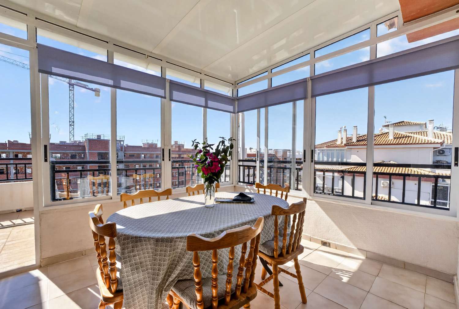 3-VÆRELSES PENTHOUSE MED STORE TERRASSER, POOL OG GRØNNE OMRÅDER I AGUAS NUEVAS