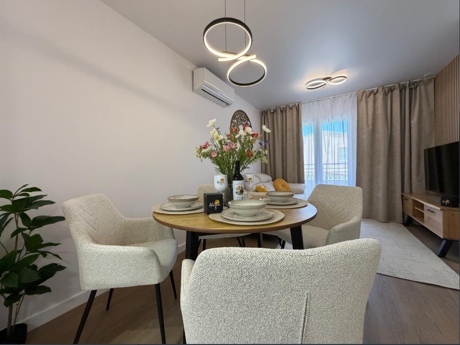 APARTAMENTO TOTALMENTE REFORMADO CON PISCINA COMUNITARIA Y TERRAZA EN NUEVA TORREVIEJA