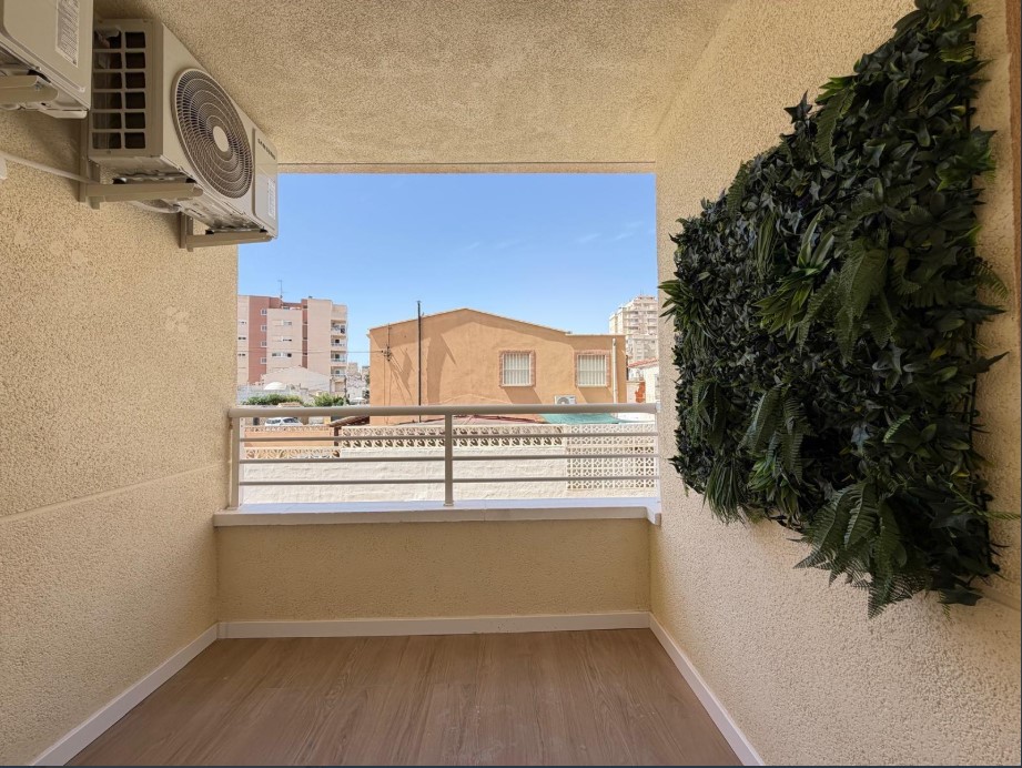 APARTAMENTO TOTALMENTE REFORMADO CON PISCINA COMUNITARIA Y TERRAZA EN NUEVA TORREVIEJA