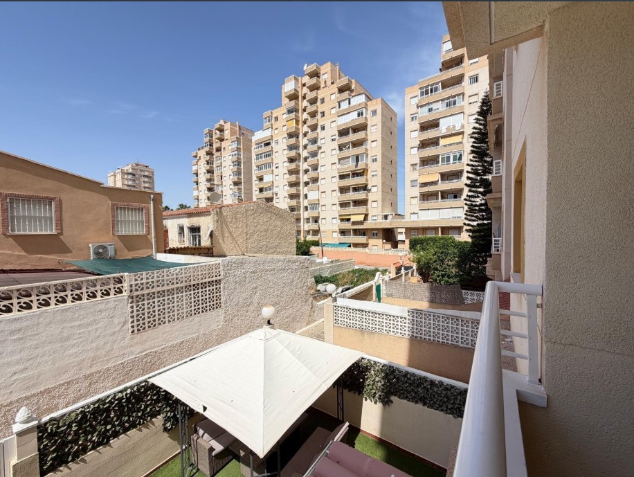 APARTAMENTO TOTALMENTE REFORMADO CON PISCINA COMUNITARIA Y TERRAZA EN NUEVA TORREVIEJA