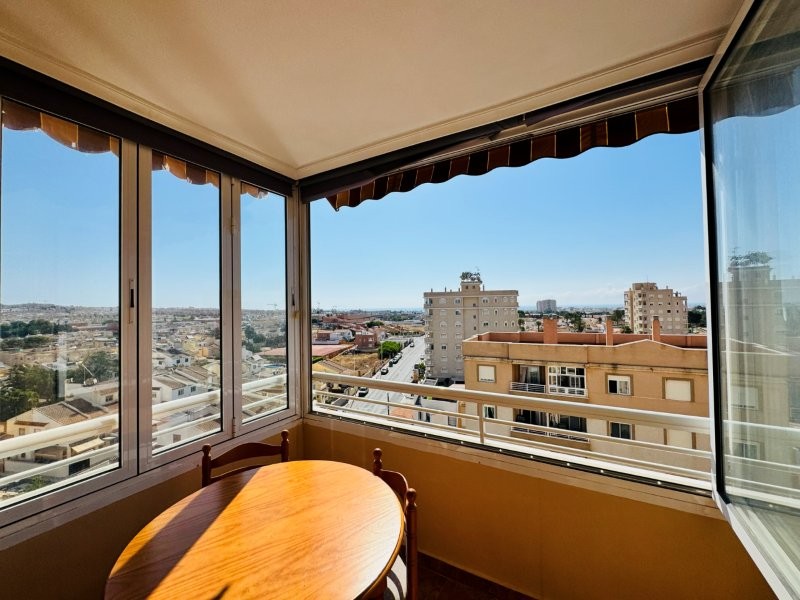 APARTAMENTO IMPECABLE CON VISTAS AL MAR, GARAJE Y DOS PISCINAS EN URBANIZACIÓN PRIVADA