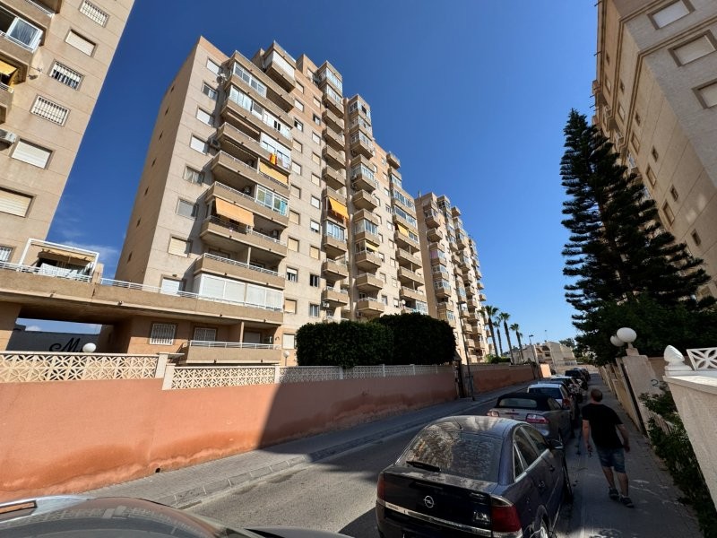 APARTAMENTO IMPECABLE CON VISTAS AL MAR, GARAJE Y DOS PISCINAS EN URBANIZACIÓN PRIVADA