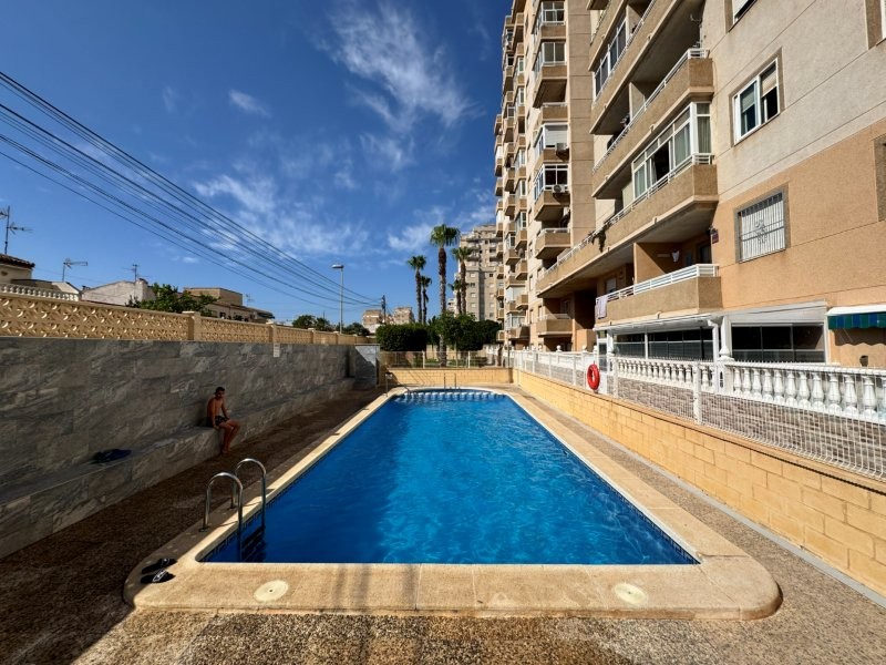 APARTAMENTO IMPECABLE CON VISTAS AL MAR, GARAJE Y DOS PISCINAS EN URBANIZACIÓN PRIVADA