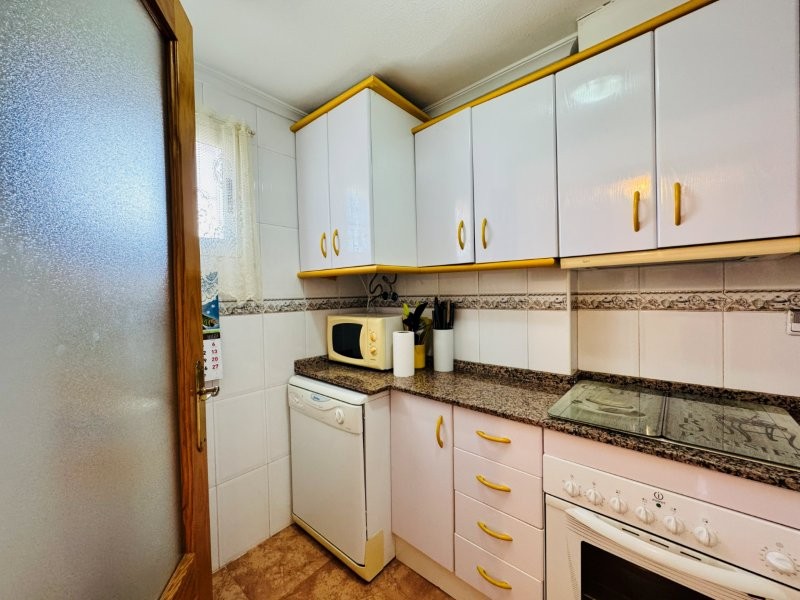 APARTAMENTO IMPECABLE CON VISTAS AL MAR, GARAJE Y DOS PISCINAS EN URBANIZACIÓN PRIVADA