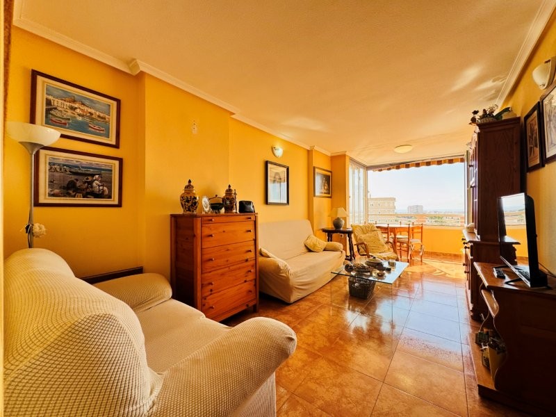 APARTAMENTO IMPECABLE CON VISTAS AL MAR, GARAJE Y DOS PISCINAS EN URBANIZACIÓN PRIVADA