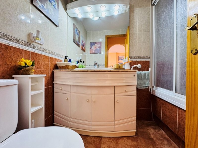 APARTAMENTO IMPECABLE CON VISTAS AL MAR, GARAJE Y DOS PISCINAS EN URBANIZACIÓN PRIVADA
