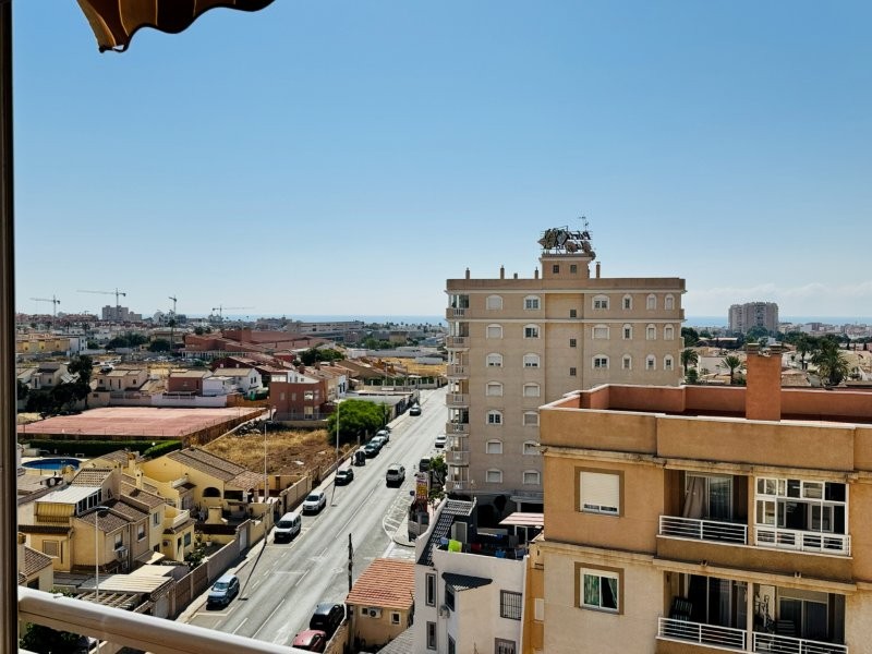 APARTAMENTO IMPECABLE CON VISTAS AL MAR, GARAJE Y DOS PISCINAS EN URBANIZACIÓN PRIVADA