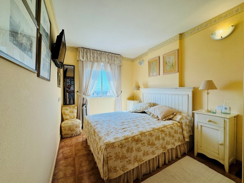 APARTAMENTO IMPECABLE CON VISTAS AL MAR, GARAJE Y DOS PISCINAS EN URBANIZACIÓN PRIVADA