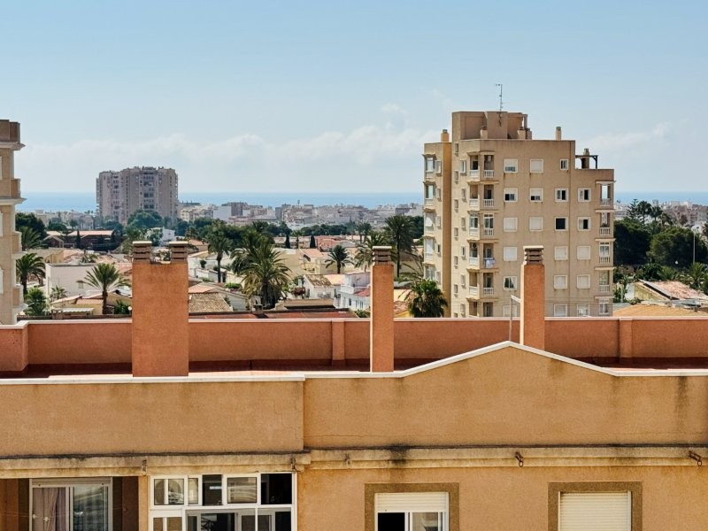 APARTAMENTO IMPECABLE CON VISTAS AL MAR, GARAJE Y DOS PISCINAS EN URBANIZACIÓN PRIVADA
