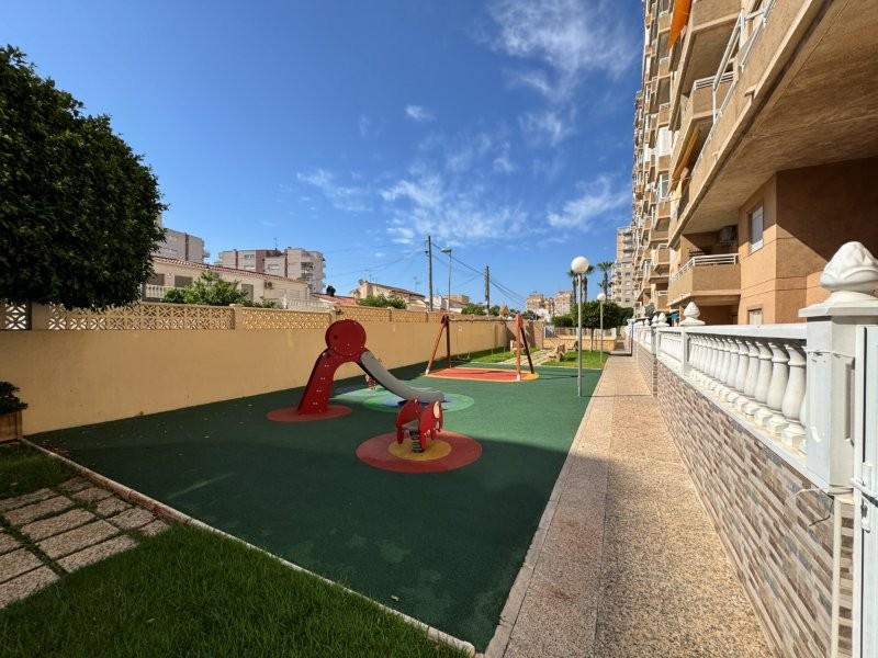 APARTAMENTO IMPECABLE CON VISTAS AL MAR, GARAJE Y DOS PISCINAS EN URBANIZACIÓN PRIVADA