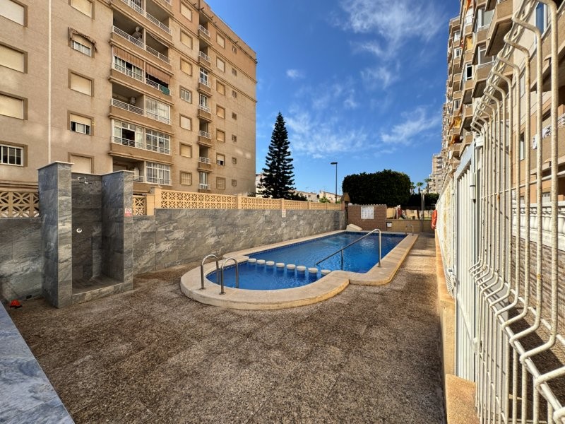 APARTAMENTO IMPECABLE CON VISTAS AL MAR, GARAJE Y DOS PISCINAS EN URBANIZACIÓN PRIVADA