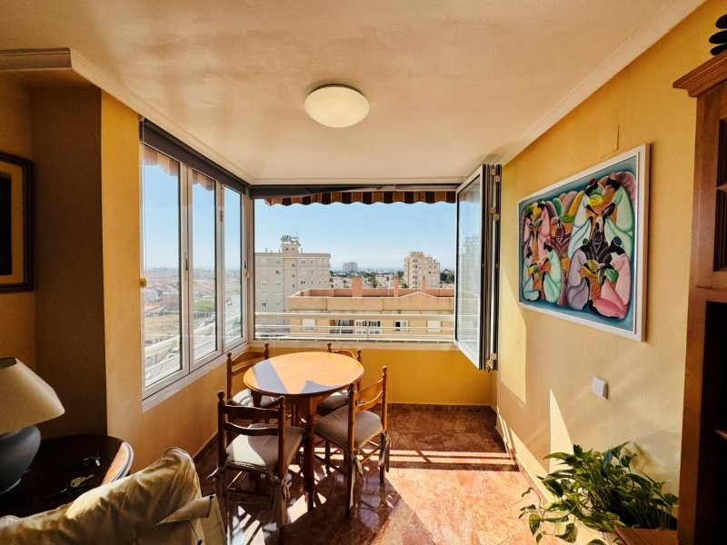 APARTAMENTO IMPECABLE CON VISTAS AL MAR, GARAJE Y DOS PISCINAS EN URBANIZACIÓN PRIVADA