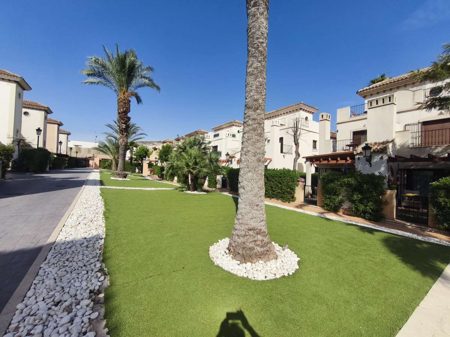 ESPECTACULAR BUNGALOW ADOSADO CON SOLÁRIUM, JARDÍN Y PISCINA EN LA FINCA GOLF RESORT