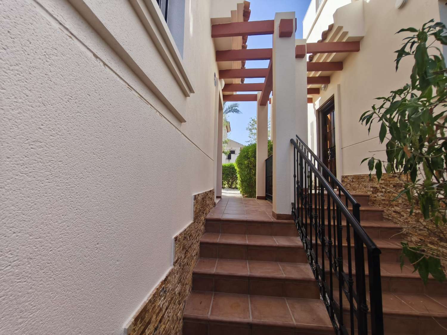 ESPECTACULAR BUNGALOW ADOSADO CON SOLÁRIUM, JARDÍN Y PISCINA EN LA FINCA GOLF RESORT