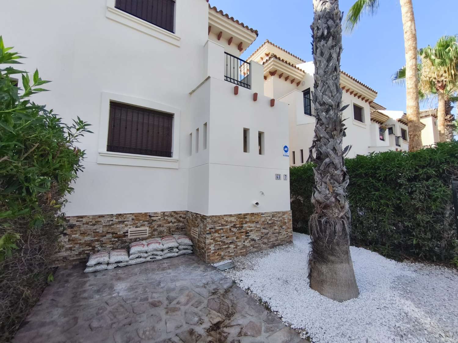 ESPECTACULAR BUNGALOW ADOSADO CON SOLÁRIUM, JARDÍN Y PISCINA EN LA FINCA GOLF RESORT