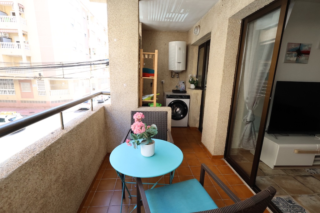 AMPLIO APARTAMENTO DE 3 DORMITORIOS Y 3 BAÑOS CON TRES TERRAZAS Y PISCINA COMUNITARIA