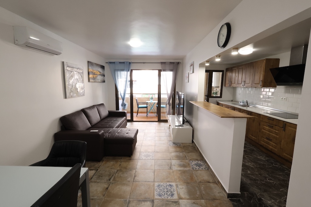 AMPLIO APARTAMENTO DE 3 DORMITORIOS Y 3 BAÑOS CON TRES TERRAZAS Y PISCINA COMUNITARIA