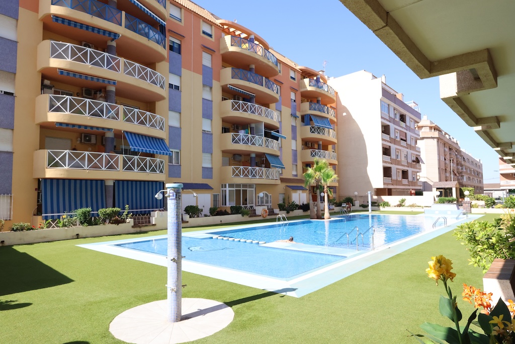 AMPLIO APARTAMENTO DE 3 DORMITORIOS Y 3 BAÑOS CON TRES TERRAZAS Y PISCINA COMUNITARIA