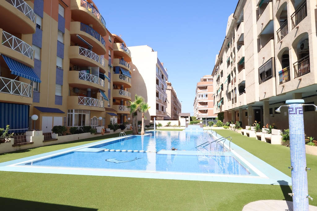 AMPLIO APARTAMENTO DE 3 DORMITORIOS Y 3 BAÑOS CON TRES TERRAZAS Y PISCINA COMUNITARIA