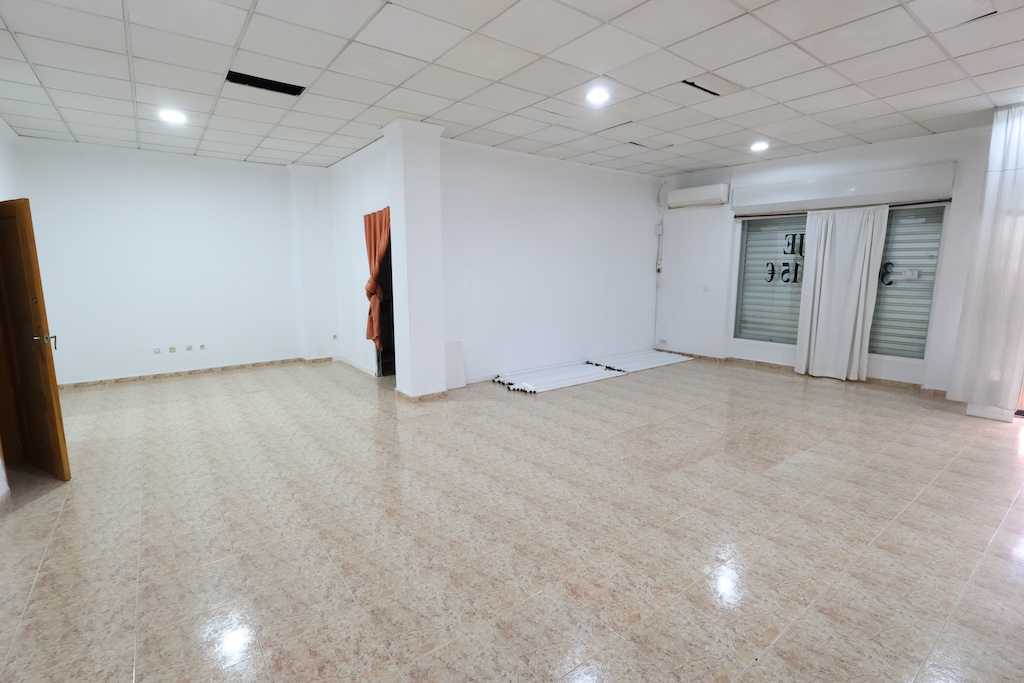 LOCAL DE 100 M² CON POSIBILIDAD DE CAMBIO DE USO A VIVIENDA Y COCHERA PRIVADA EN CALLE VILLA MADRID