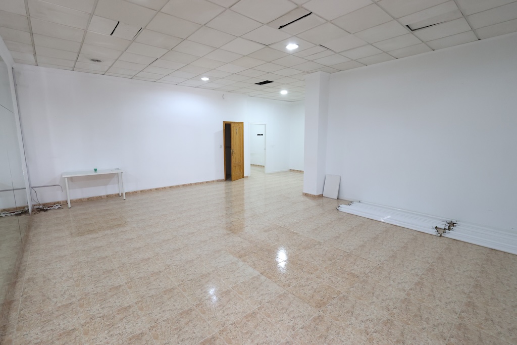 LOCAL DE 100 M² CON POSIBILIDAD DE CAMBIO DE USO A VIVIENDA Y COCHERA PRIVADA EN CALLE VILLA MADRID