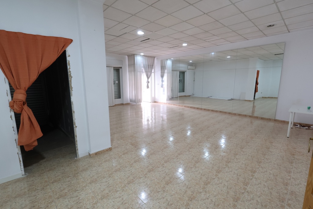 LOCAL DE 100 M² CON POSIBILIDAD DE CAMBIO DE USO A VIVIENDA Y COCHERA PRIVADA EN CALLE VILLA MADRID