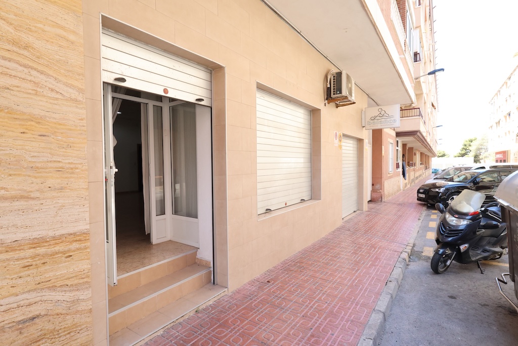 LOCAL DE 100 M² CON POSIBILIDAD DE CAMBIO DE USO A VIVIENDA Y COCHERA PRIVADA EN CALLE VILLA MADRID