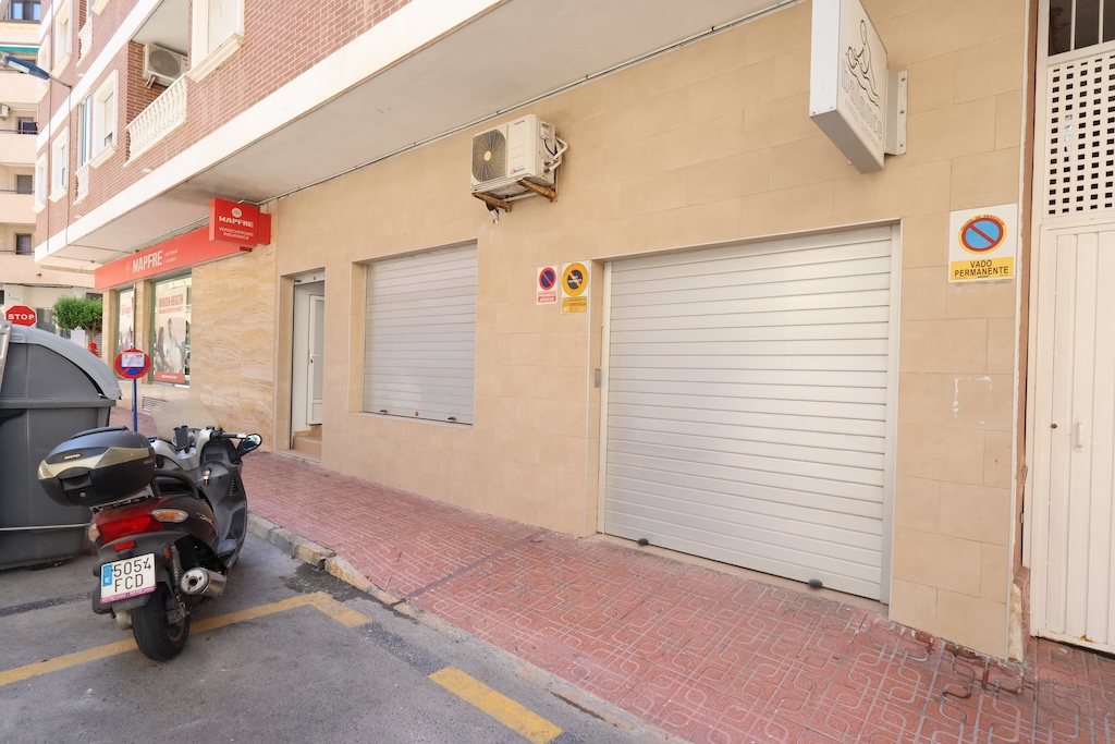 LOCAL DE 100 M² CON POSIBILIDAD DE CAMBIO DE USO A VIVIENDA Y COCHERA PRIVADA EN CALLE VILLA MADRID