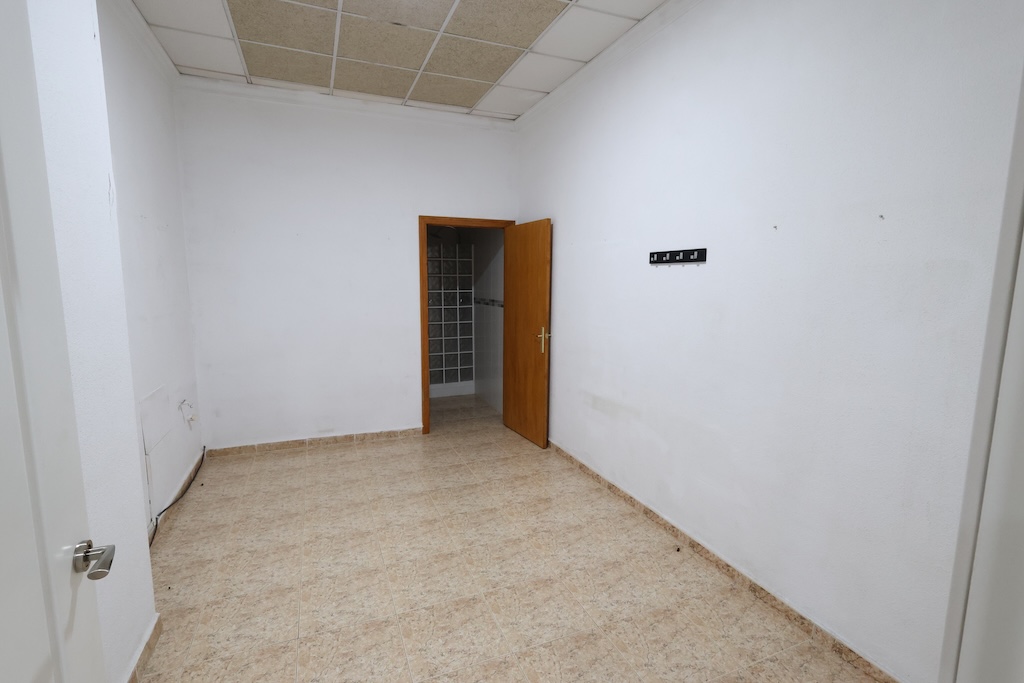 LOCAL DE 100 M² CON POSIBILIDAD DE CAMBIO DE USO A VIVIENDA Y COCHERA PRIVADA EN CALLE VILLA MADRID