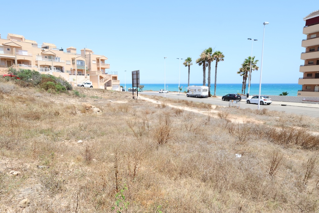 PARCELA HOTELERA EN PRIMERA LÍNEA DE MAR EN LA MATA CON PROYECTO PREAUTORIZADO
