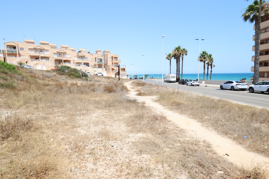 PARCELA HOTELERA EN PRIMERA LÍNEA DE MAR EN LA MATA CON PROYECTO PREAUTORIZADO